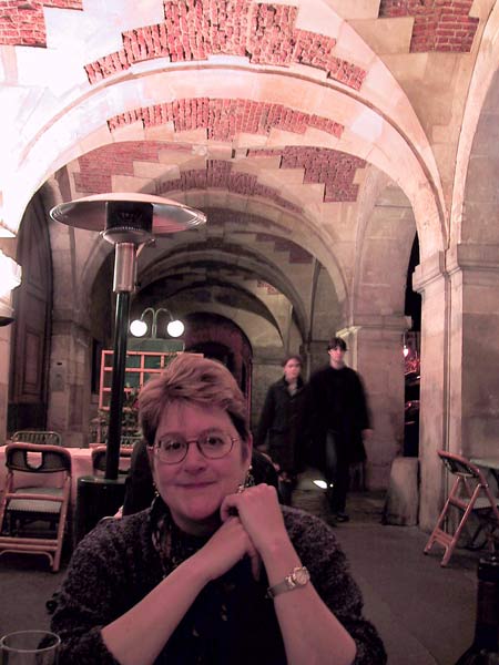 Libbi_dines_under_the_arches