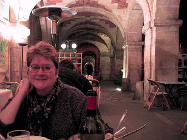 Libbi_dines_under_the_arches