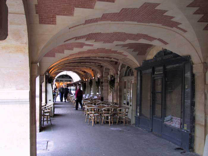 Place_des_Vosges_arcade