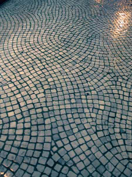 White_cobbles_rue_St_Sauveur